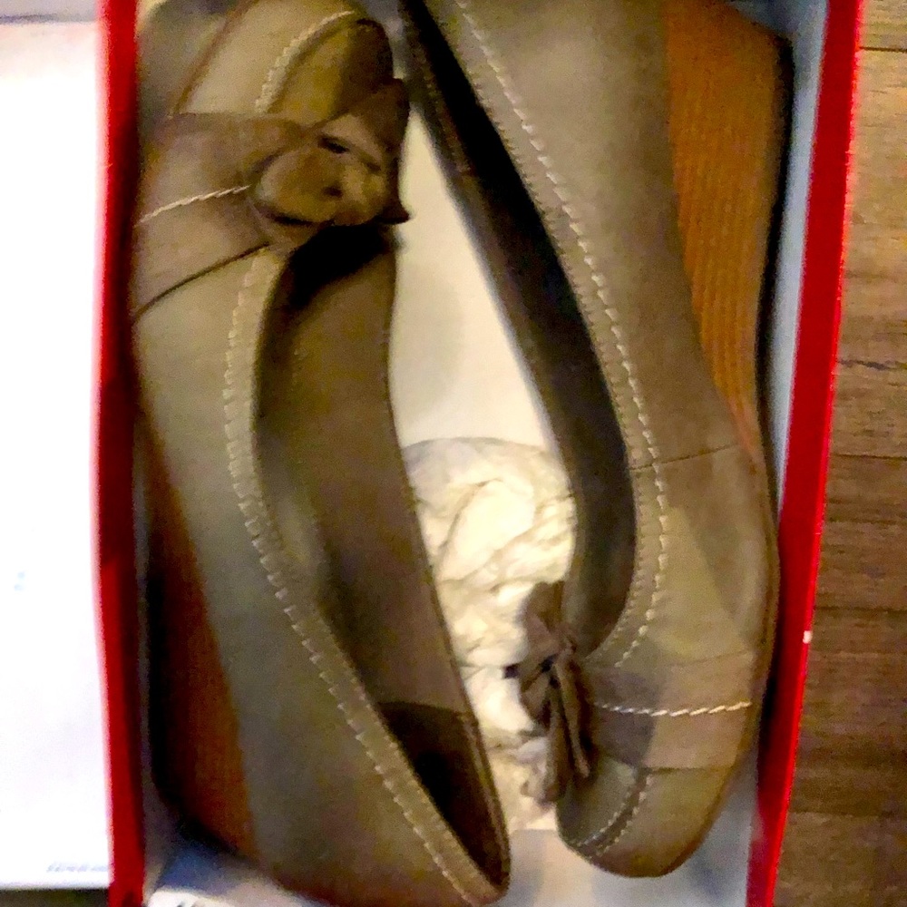American Eagle tan wedges